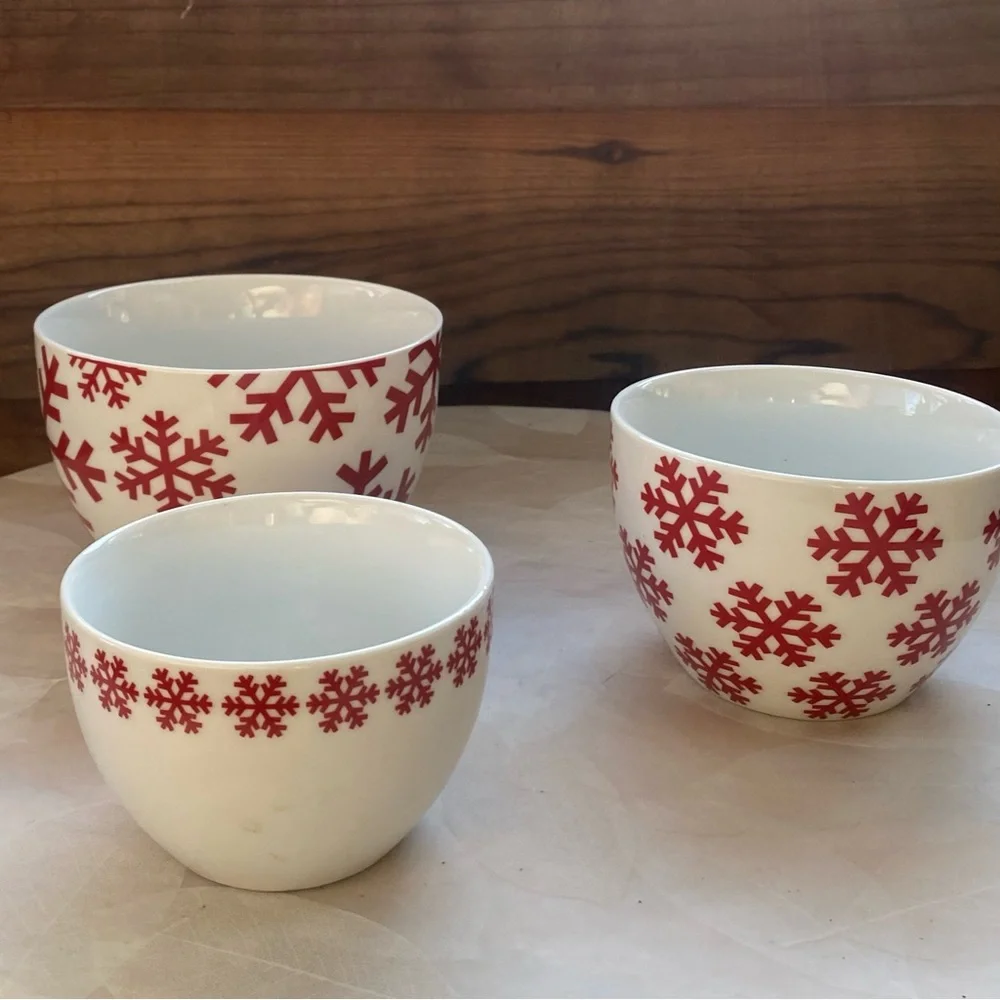 Crate & Barrel Nesting Snowflake Christmas Bowls. Set of 3.
